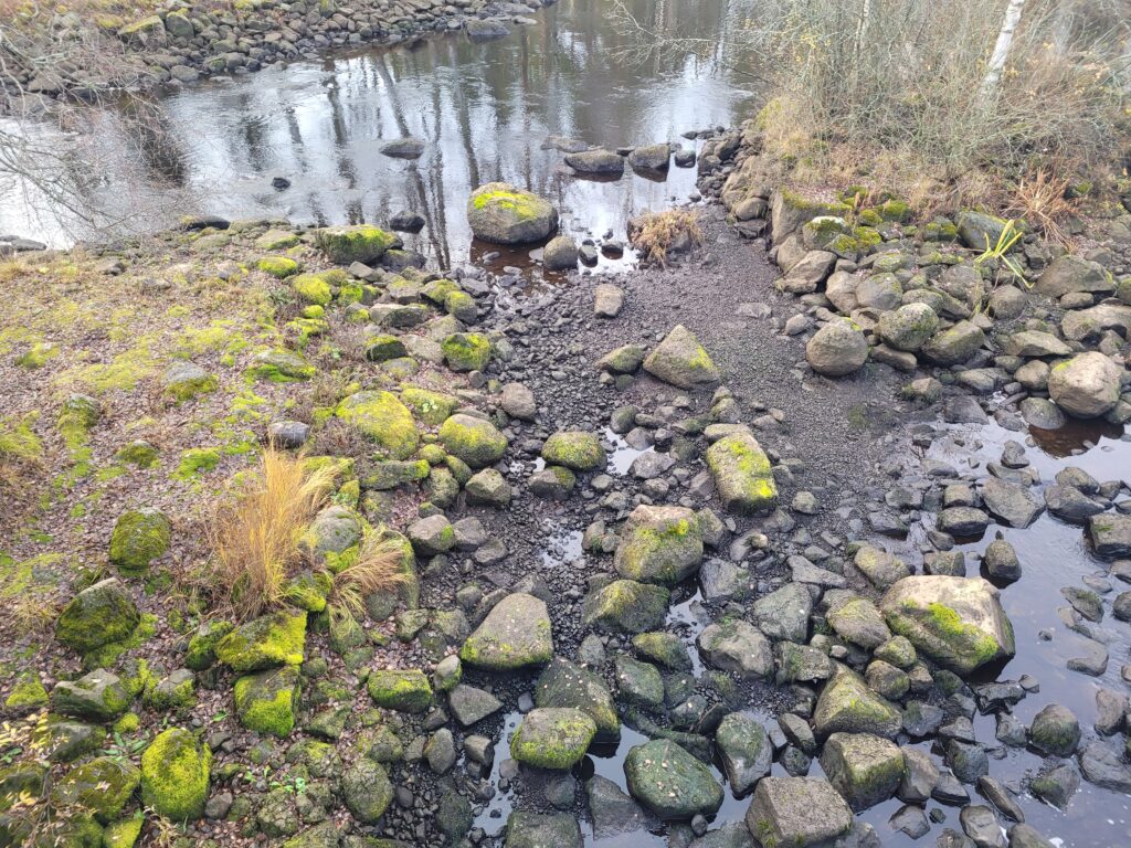 Soraikkoa, isompia kiviä ja virtaavaa vettä.